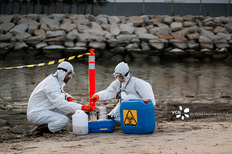 科学家或环保人士正在检查石油炼油厂周围的水和空气质量，以确定是否存在任何污染或泄漏。这反映了环保意识。图片素材