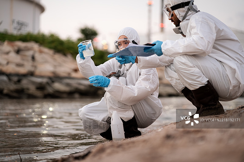科学家或环保人士正在检查石油炼油厂周围的水和空气质量，以确定是否存在任何污染或泄漏。这反映了环境保护的意识。图片素材