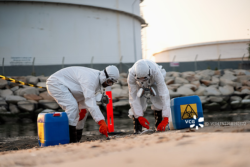 科学家或环保人士正在检查石油炼油厂周围的水和空气质量，以确定是否存在任何污染或泄漏。这反映了环保意识。图片素材
