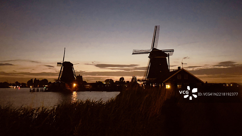 2025年6月荷兰赞斯安斯的日落与风车图片素材