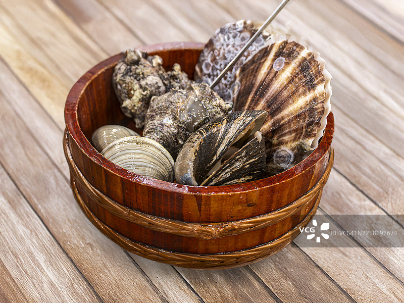 木桶中的 assorted shellfish for grilling (海烧套餐)图片素材