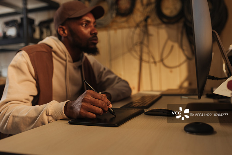 机器人工程师在他的工作室里使用绘图板绘图图片素材