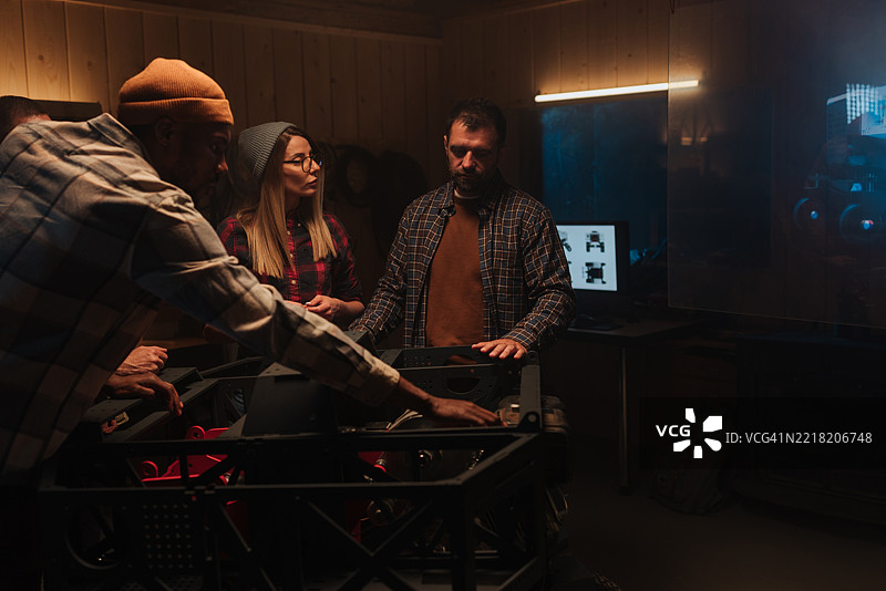 机器人工程师在实验室中检查原型机图片素材