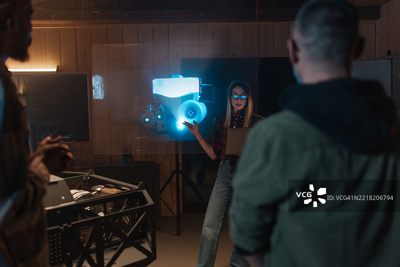 机器人研究团队正在分析引擎的全息投影图片素材