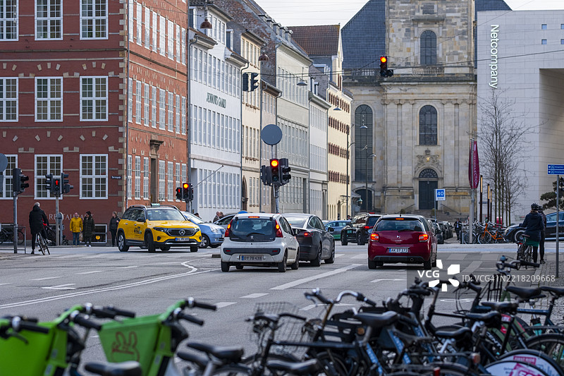 克里斯蒂安港的街道交通和自行车与历史建筑图片素材
