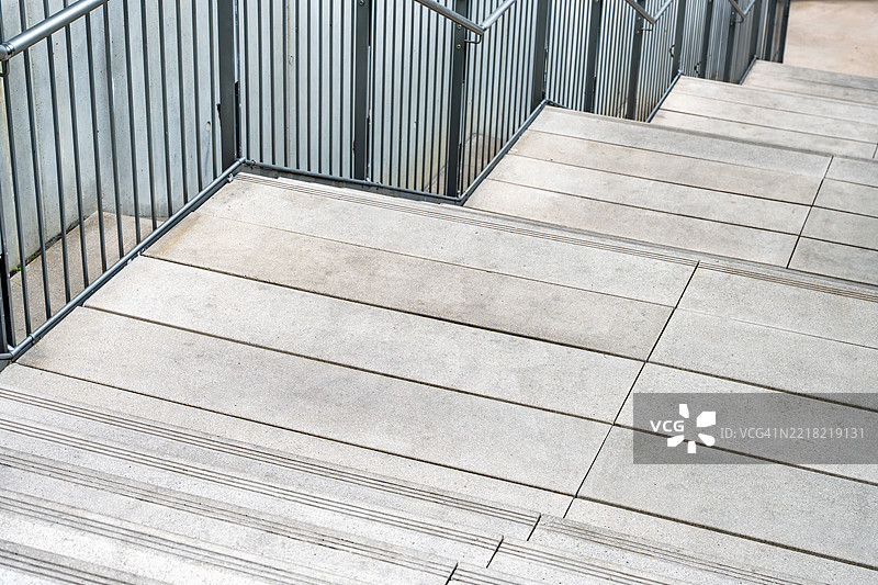 宽阔的台阶通向带扶手的建筑入口图片素材