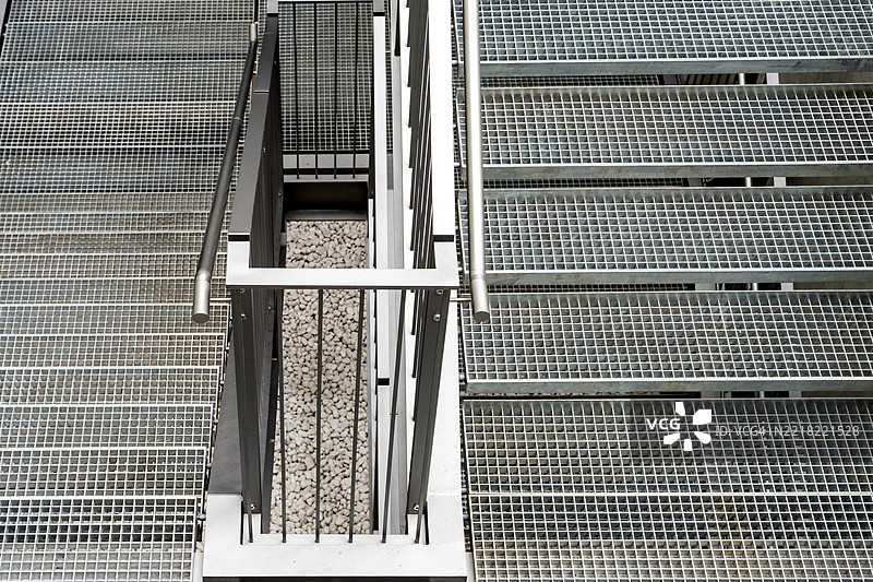 楼梯和平台格栅的俯视图图片素材