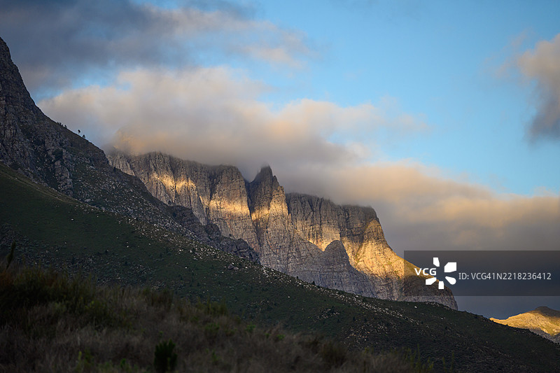山脉金色日落光线与戏剧性的云彩图片素材