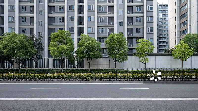 城市住宅小区与路边树木图片素材