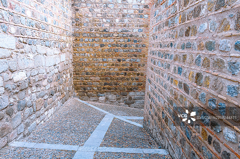 狭窄小巷石墙山丘图片素材