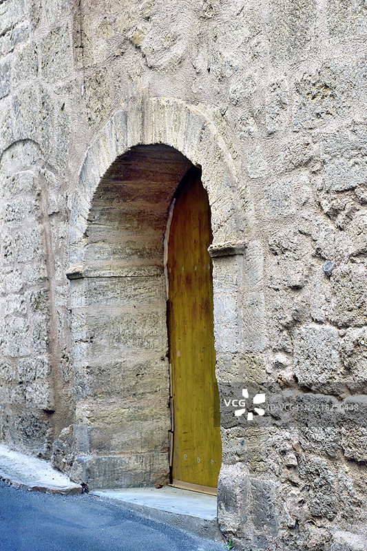 佩泽纳斯，城市烤炉街上的旧门图片素材