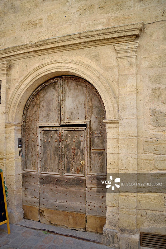 佩泽纳斯，集市街上的古老门。图片素材