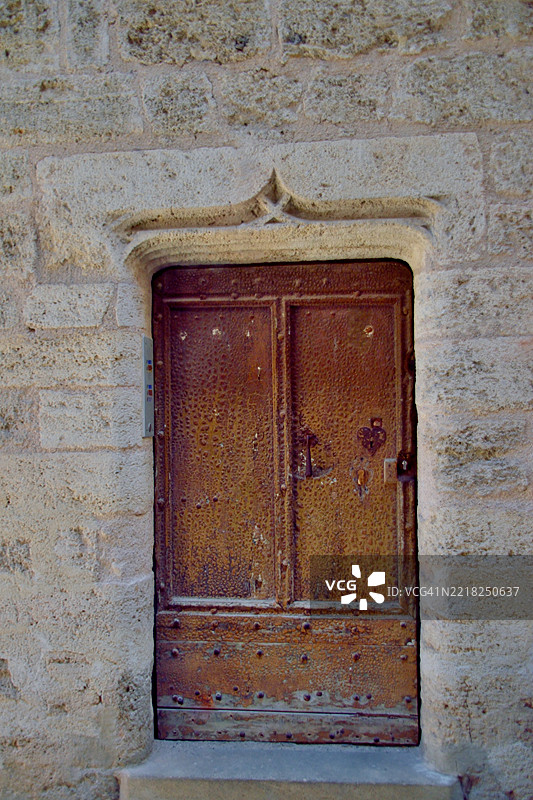 佩泽纳斯，埃米尔·左拉街上的旧门。图片素材