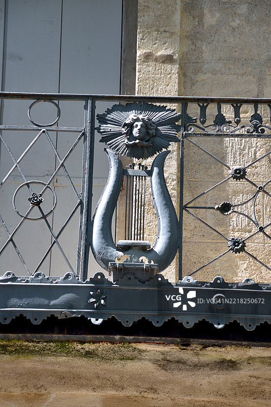 佩泽纳斯，位于让·乔雷斯大道的音乐风格阳台栏杆。图片素材