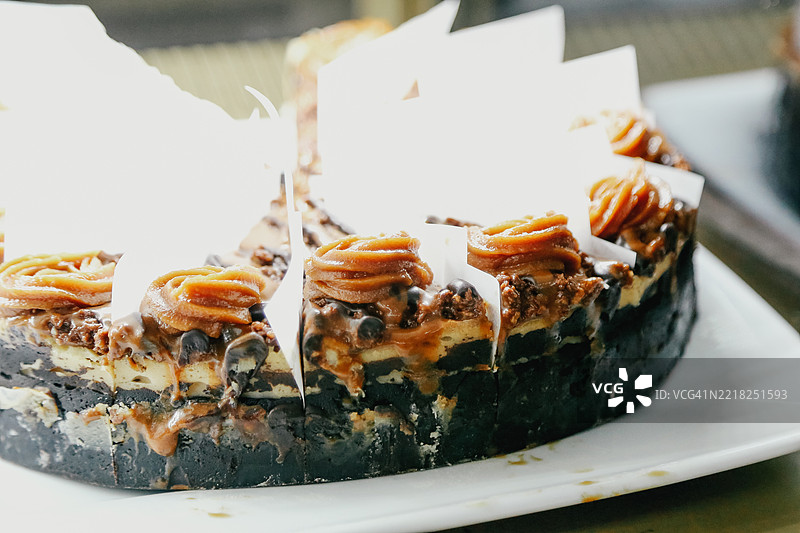 新鲜自制的胡桃蛋糕在小型本地咖啡馆中图片素材