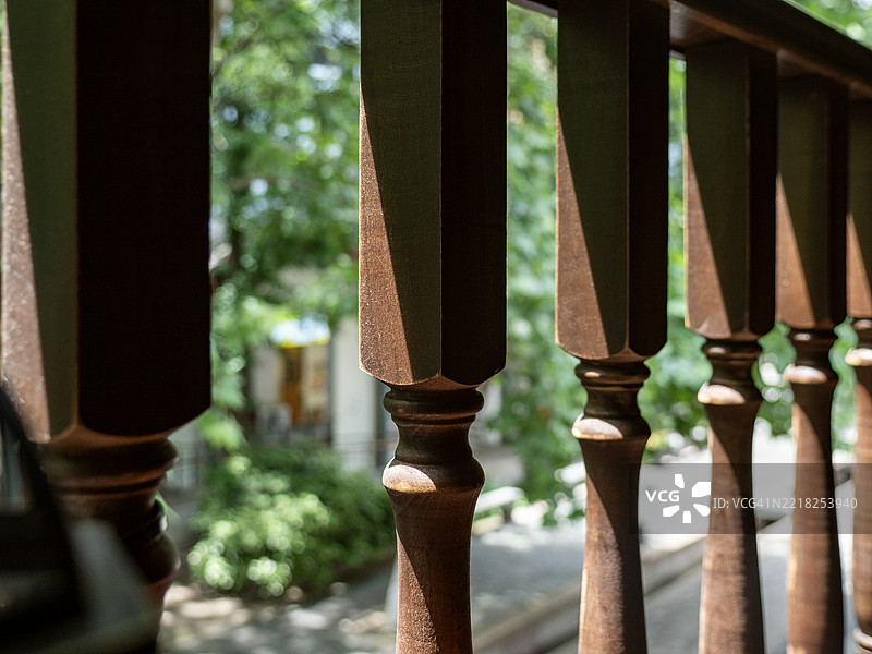 传统木栅栏与夏季绿叶景观图片素材