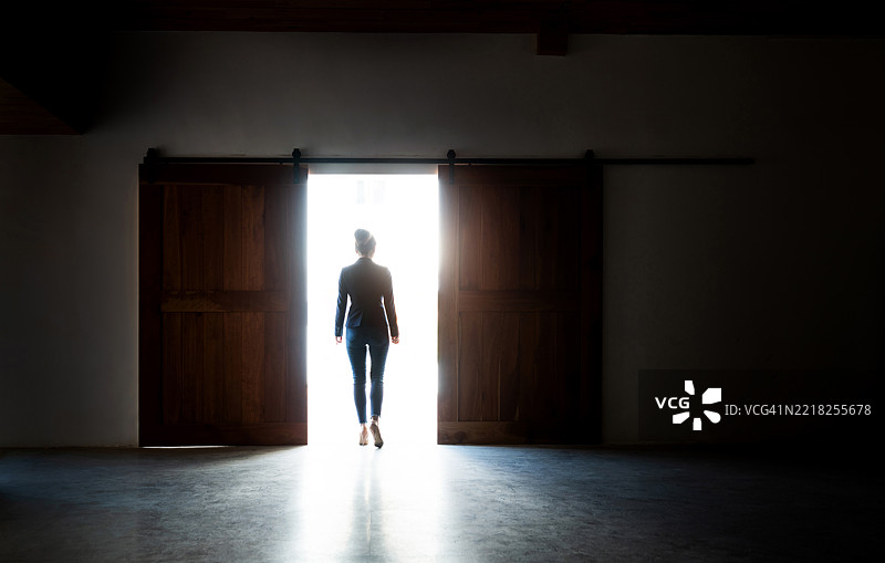 女人走出木门图片素材