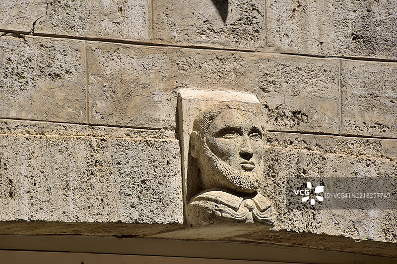 佩泽纳斯，门上方雕刻的人头图片素材