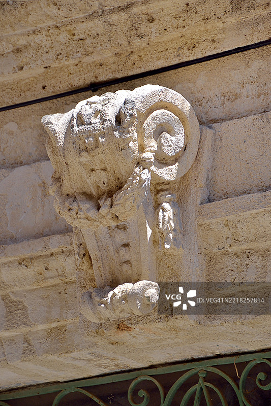 佩泽纳斯，雕刻在约瑟夫·坎邦街上的狮子头。图片素材
