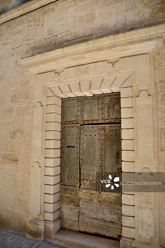 佩泽纳斯，康科尔德街上的古老大门。图片素材