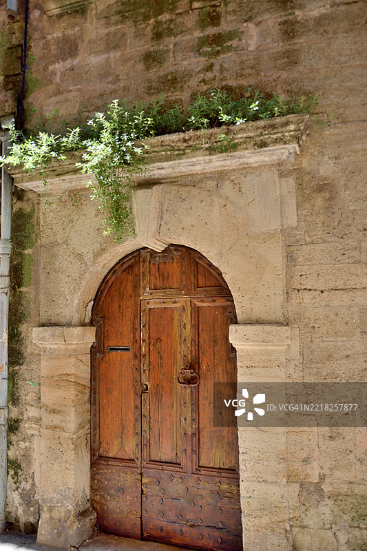 佩泽纳斯，康科尔德街上的古老大门。图片素材