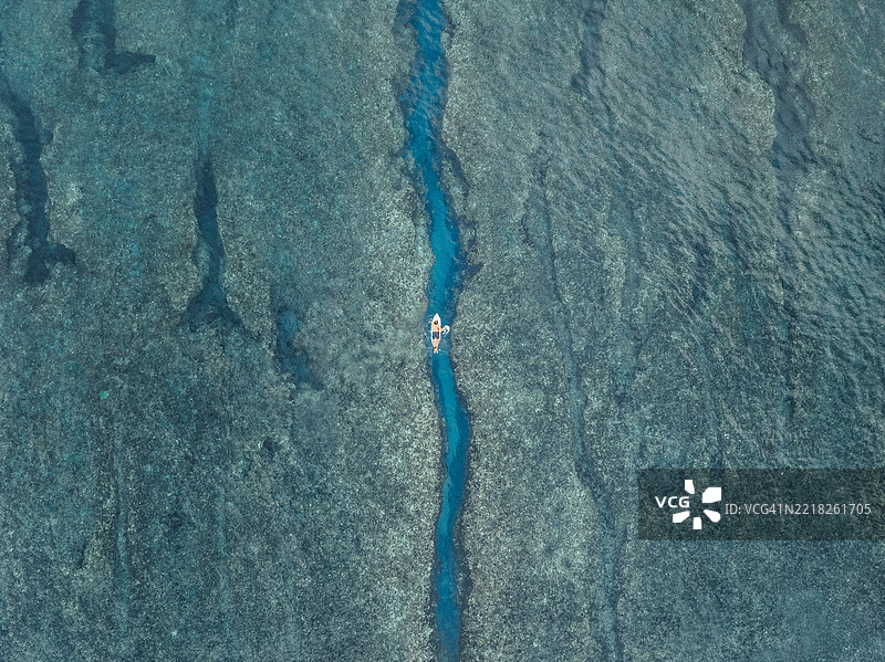 冲浪者在印度洋的海峡上划水，照片来自无人机视角，地点：印尼巴厘岛乌鲁瓦图图片素材