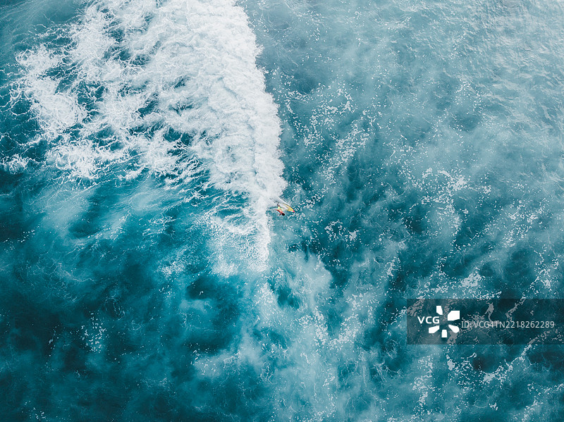冲浪者在印度洋的波浪上骑行，从空中视角拍摄，巴厘岛，印度尼西亚图片素材