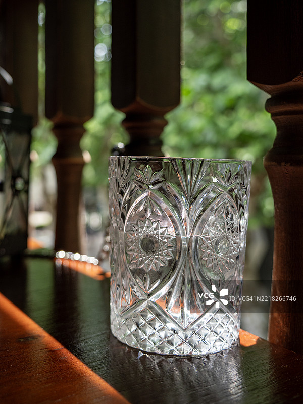 华丽的玻璃在木框场景中反射户外光线图片素材