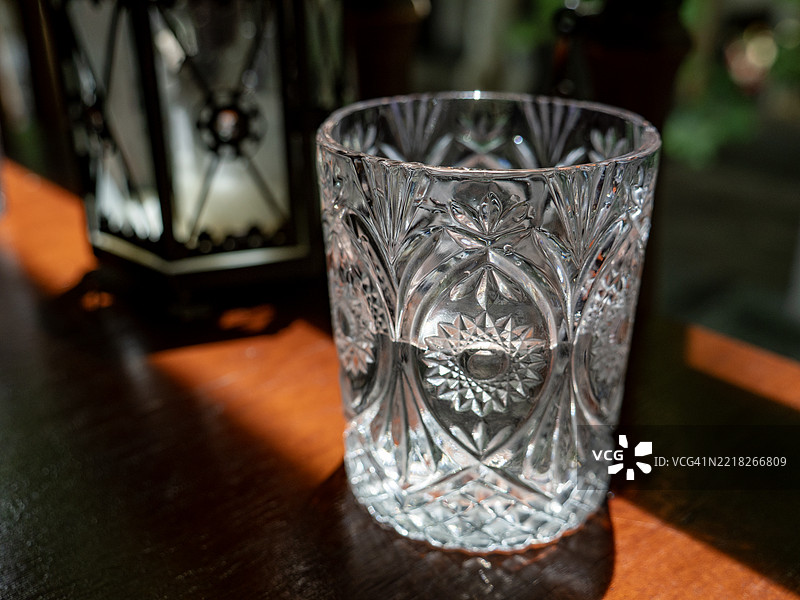 水晶杯和灯笼在柔和光线下图片素材