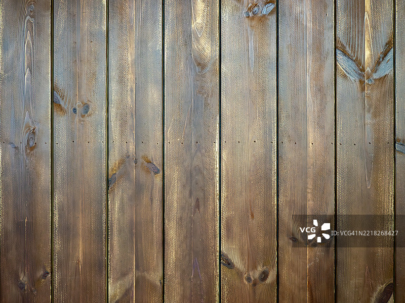 自然光下的老松木面板墙图片素材