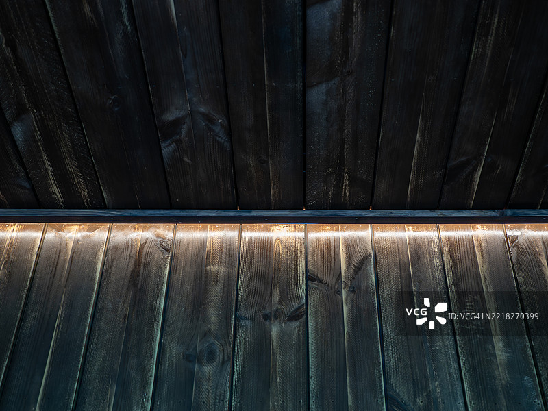 暗色木质天花板与氛围条形灯光图片素材