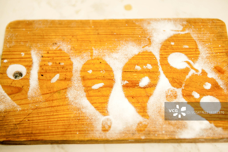 万圣节自制的怪物形状饼干。图片素材