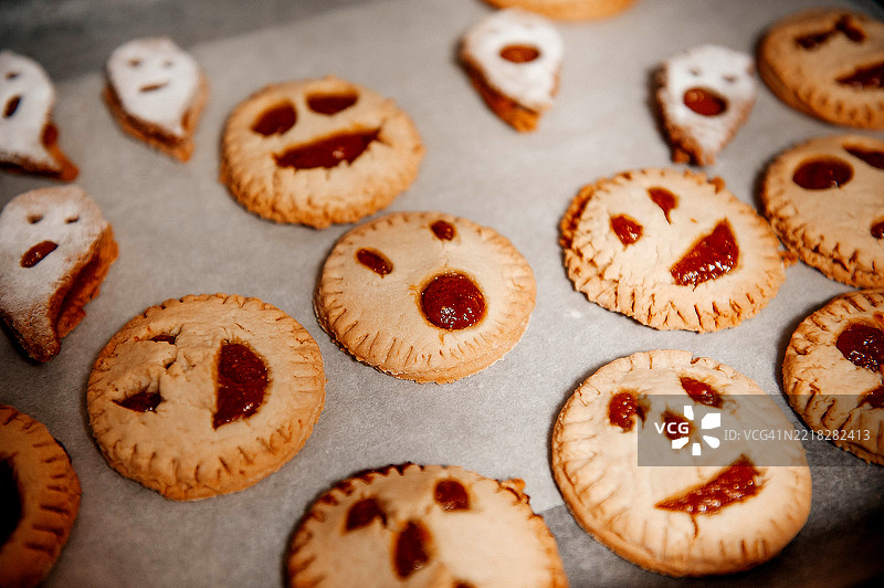 万圣节自制的怪物形状饼干。图片素材