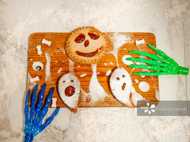 万圣节自制的怪物形状饼干。图片素材