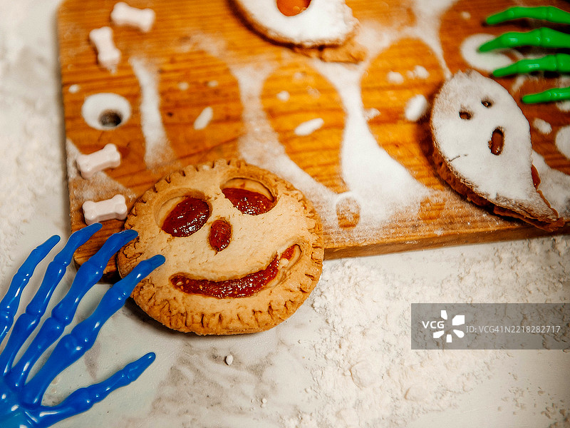 万圣节自制的怪物形状饼干。图片素材