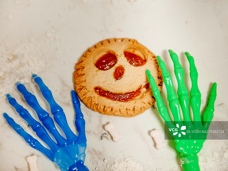 万圣节自制的怪物形状饼干。图片素材
