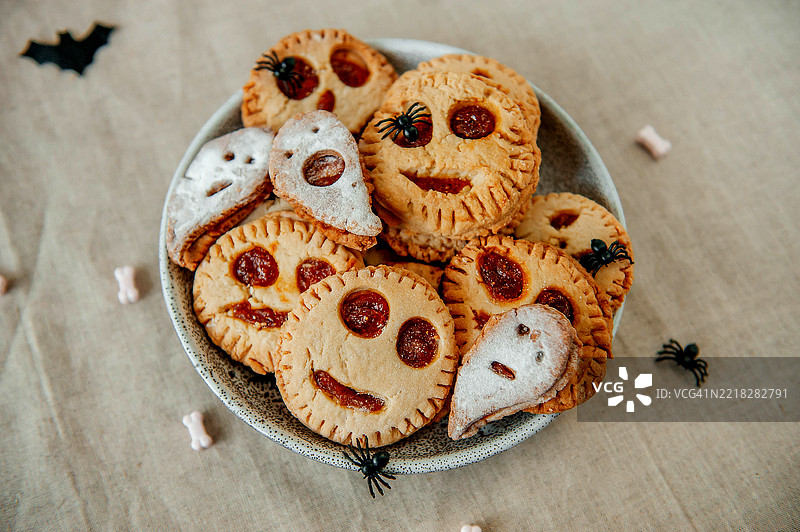 万圣节自制的怪物形状饼干。图片素材