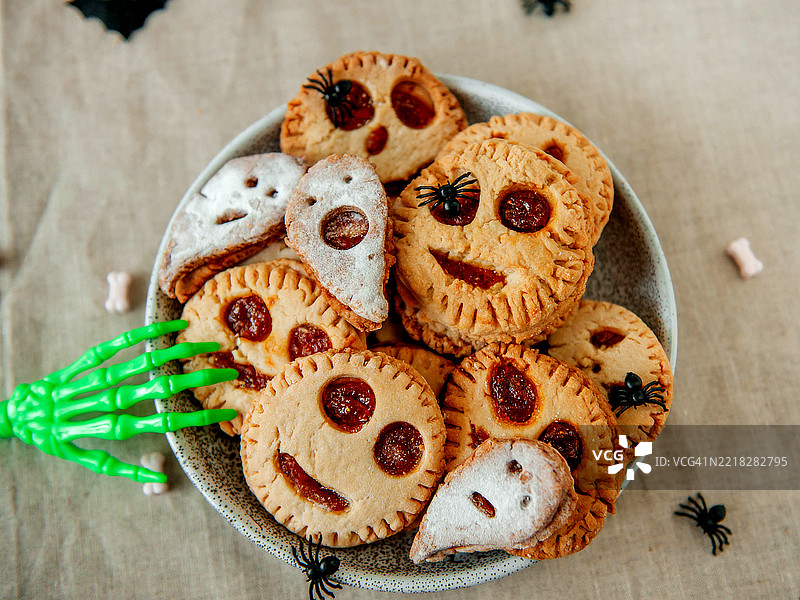 万圣节自制的怪物形状饼干。图片素材