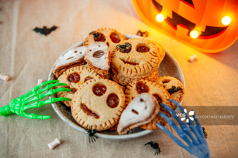 万圣节自制的怪物形状饼干。图片素材