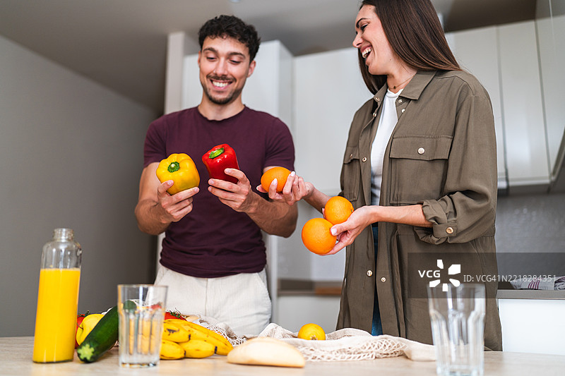 年轻情侣在厨房准备健康餐的食材图片素材