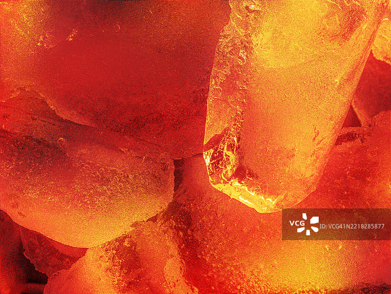 红色调的冰晶表面全景，带有裂纹。图片素材