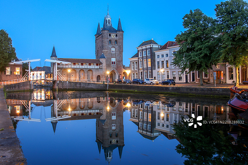 泽兰省，荷兰，齐里克泽的老港口，傍晚时分的吊桥和城门图片素材