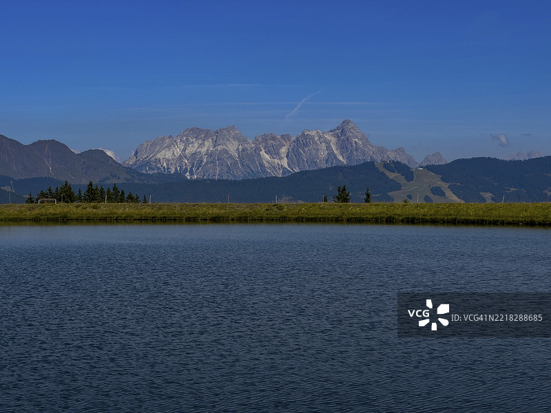 奥地利蒂罗尔州萨尔巴赫-欣特格莱姆附近的蒂罗尔山脉，俯瞰兹维尔费尔科格水库，背后是莱昂根施泰因山脉，最高峰比尔霍恩海拔2634米，欧洲。图片素材