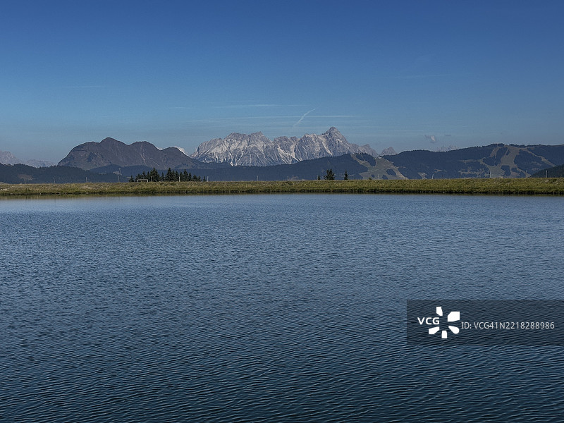 奥地利蒂罗尔州萨尔巴赫-欣特格莱姆附近的蒂罗连山脉，俯瞰兹维尔费尔科格尔水库，背后是莱昂根施泰因山脉，最高峰比尔霍恩海拔2634米，欧洲图片素材