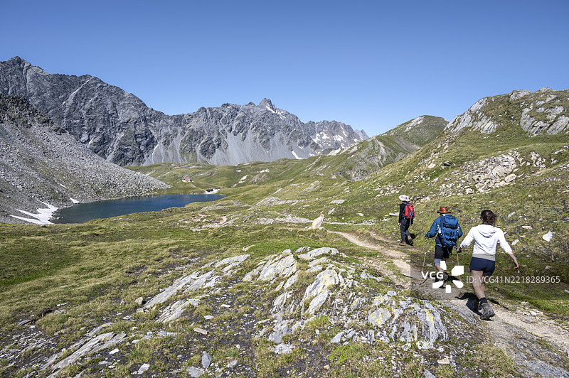 在奥地利东蒂罗尔的霍赫陶恩国家公园，拉索尔林山脉的博登湖前，登山者们在新赖兴贝格小屋前。图片素材