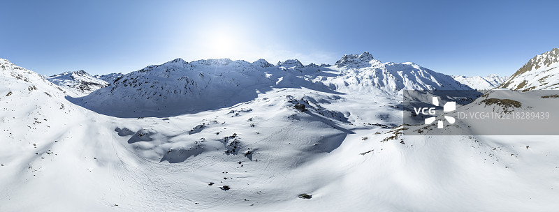 阿尔卑斯全景，冬季空中视角，Kesch-Hütte山屋位于Piz Kesch山峰前，阿尔布拉阿尔卑斯，瑞士拉赫丁阿尔卑斯，格劳宾登，瑞士东部，欧洲图片素材