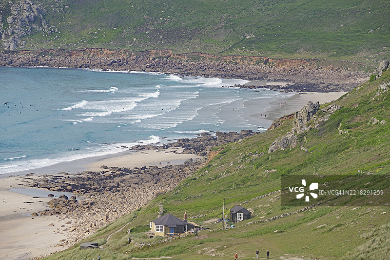偏远的海滩，波浪轻柔，四周环绕着绿色的山丘和悬崖，罗莎蒙德·皮尔彻拍摄地，塞农湾，康沃尔，英国图片素材