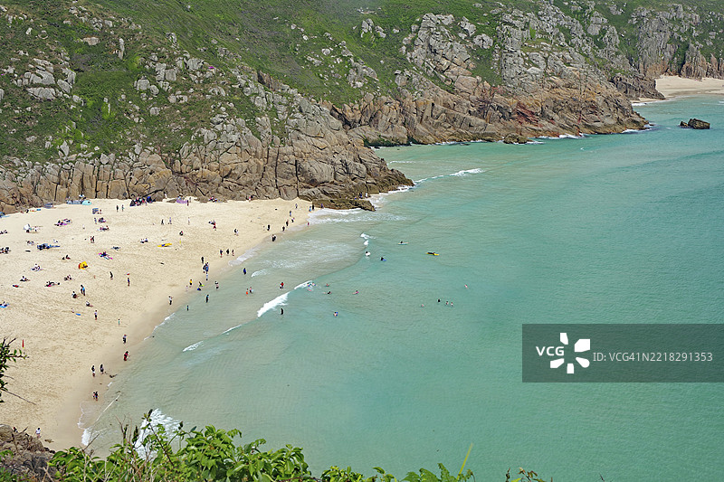 美丽的沙滩与碧绿色的海水，四周环绕着悬崖，位于英国康沃尔的波斯库诺，圣莱万。图片素材