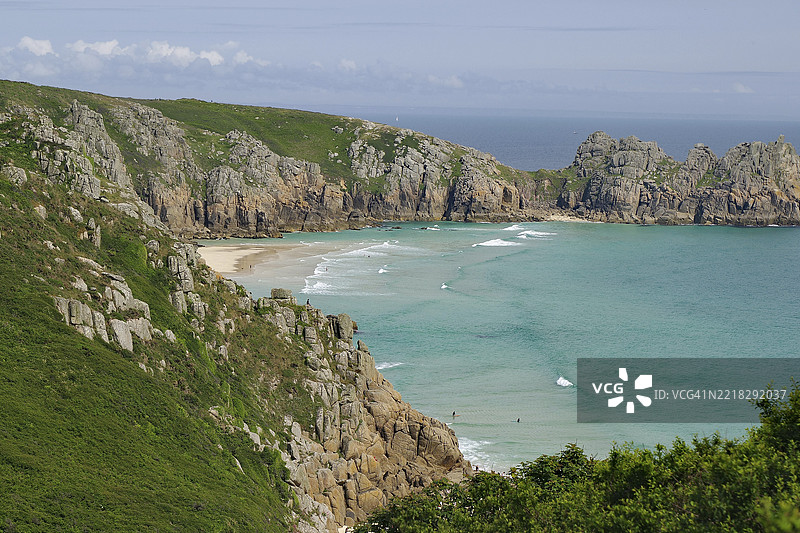 海岸上的岩石和沙滩，清澈的水和蓝天，位于英国康沃尔的波斯库诺，圣莱万。图片素材