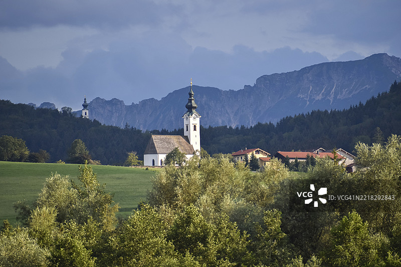 从阿因林格沼泽自然保护区俯瞰乌尔里希斯霍格尔,背景是拉滕山脉,夏季,德国巴伐利亚,欧洲图片素材